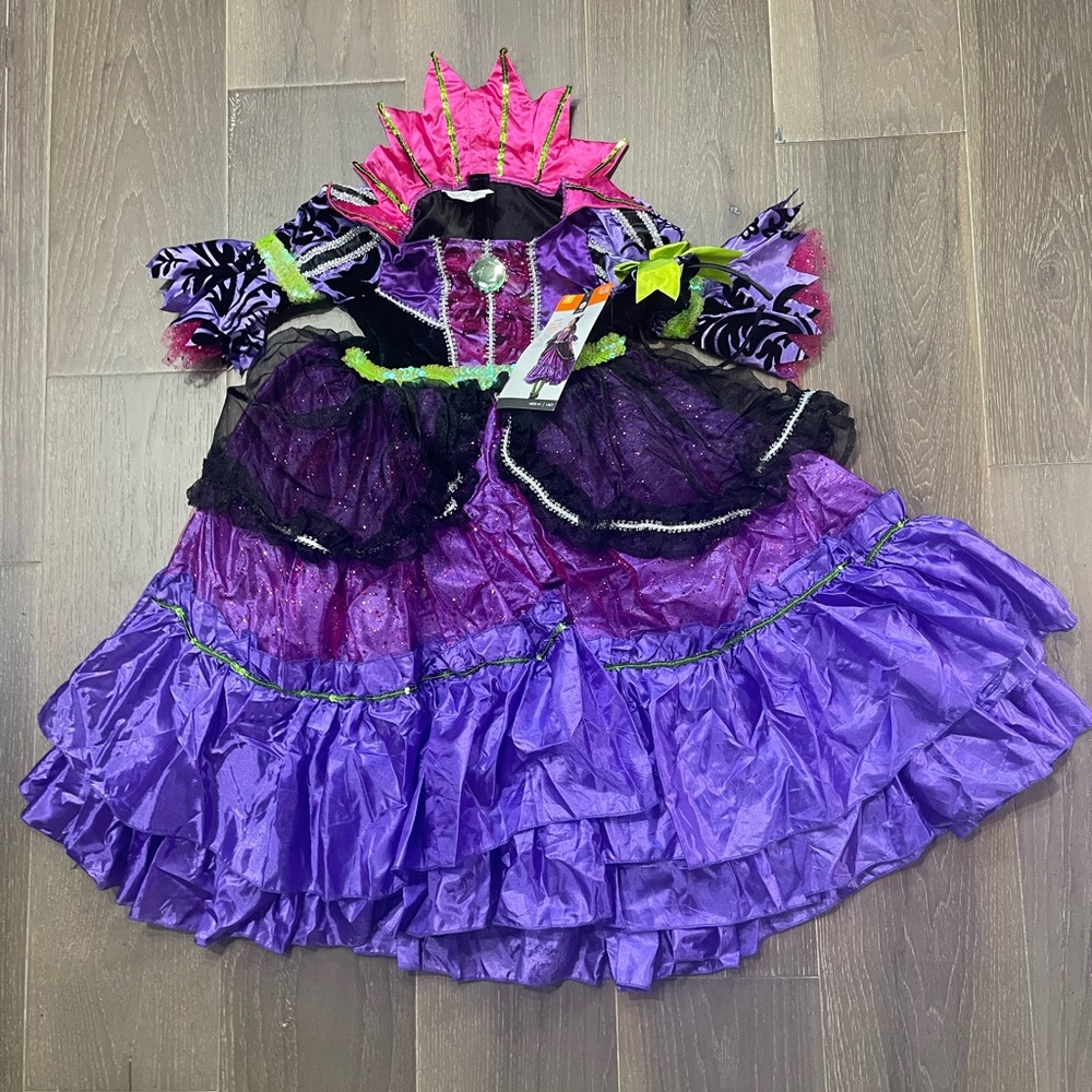Target Premium child costume. Nwt. Small. Includes: dress and headband(hs)